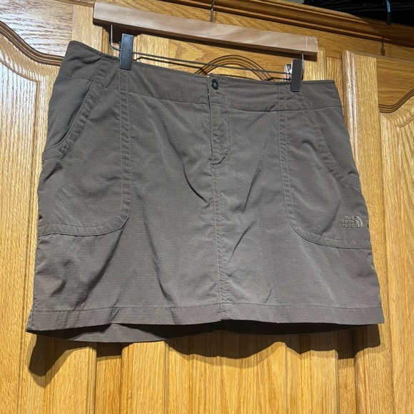 The North Face Dark Brown Water Resistant Hiking Trail Skort Size 10 EUC - Picture 2 of 11